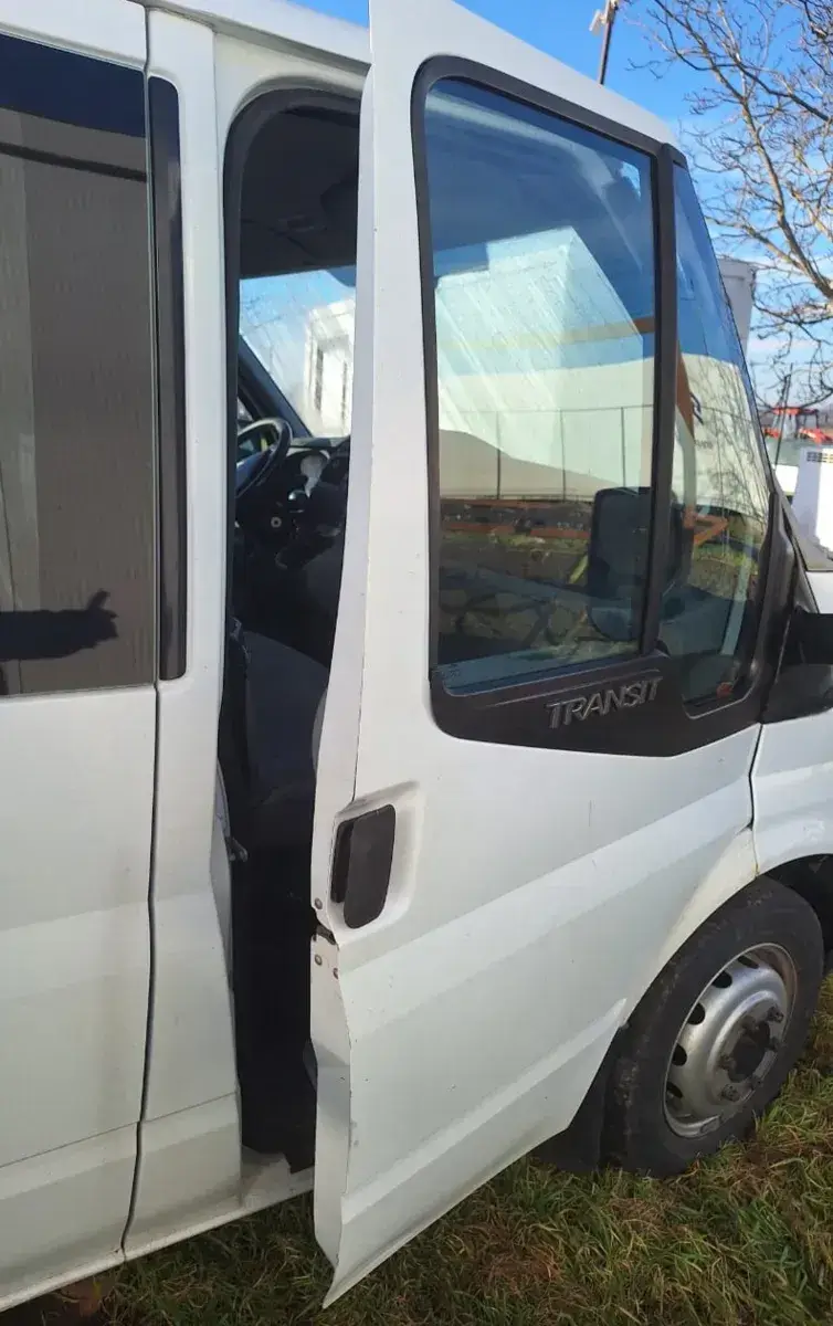 Deblocator uși auto profesionist cu echipament specializat